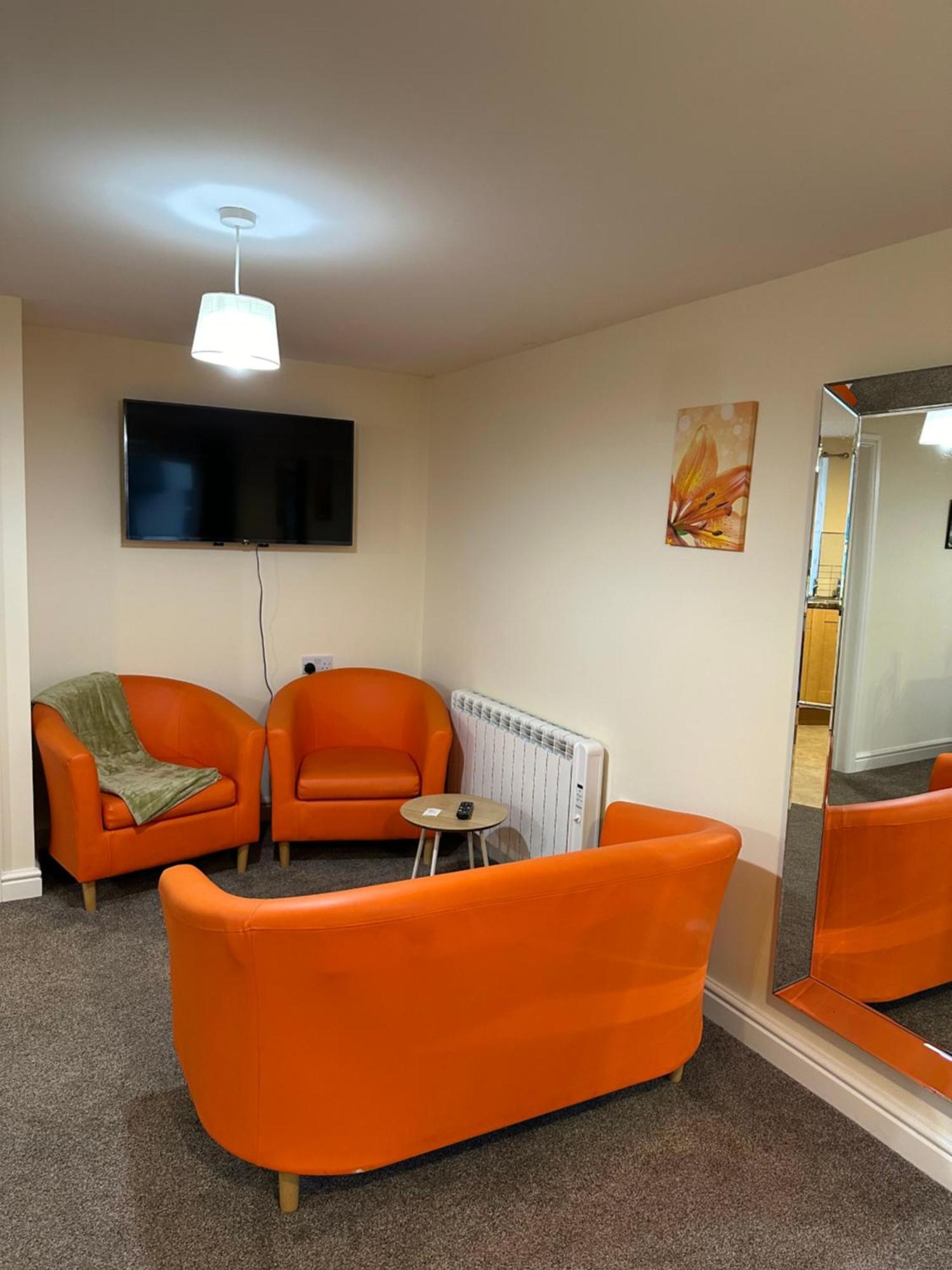 Orange Lilly In Stroud With Free Parking Apartment Exterior photo