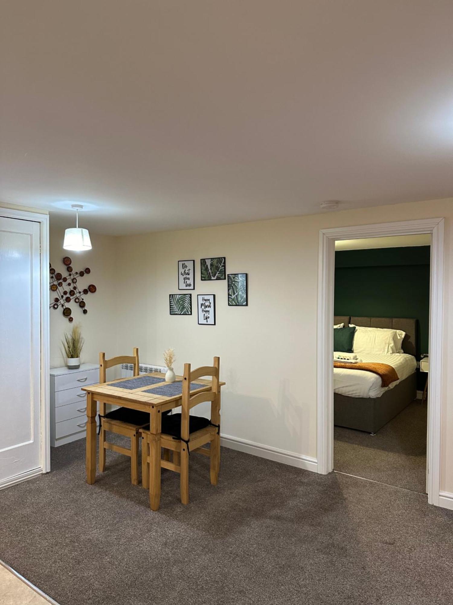 Orange Lilly In Stroud With Free Parking Apartment Exterior photo