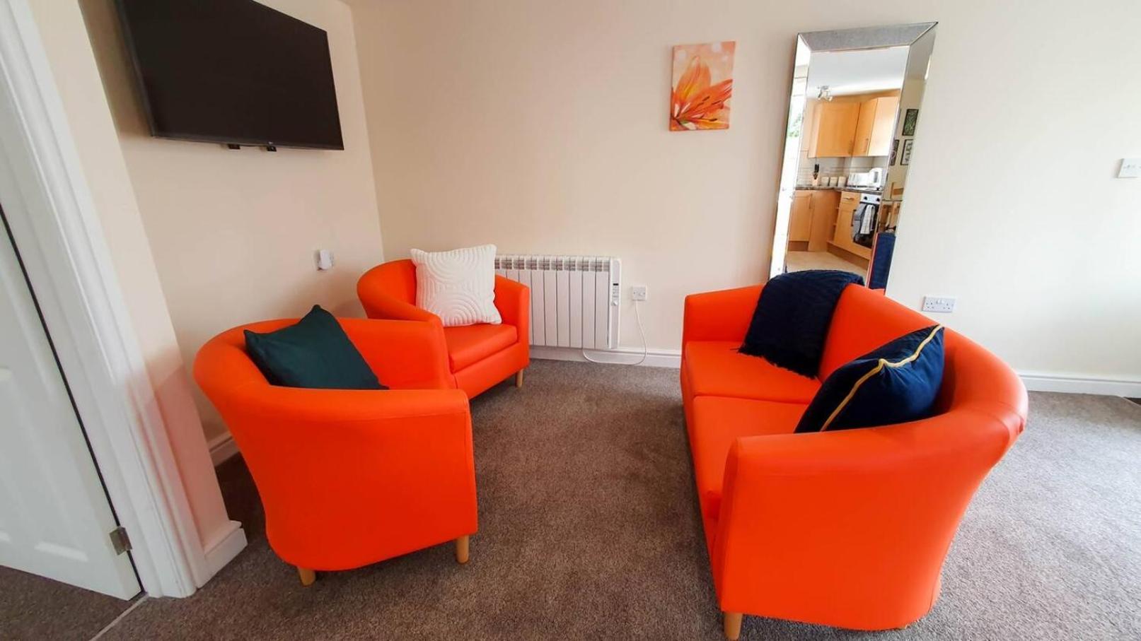 Orange Lilly In Stroud With Free Parking Apartment Exterior photo