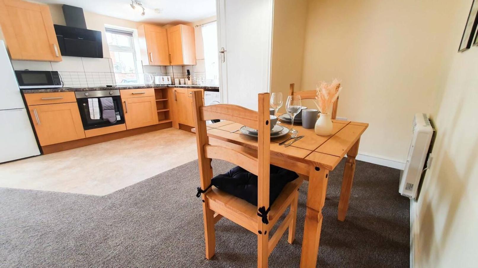 Orange Lilly In Stroud With Free Parking Apartment Exterior photo
